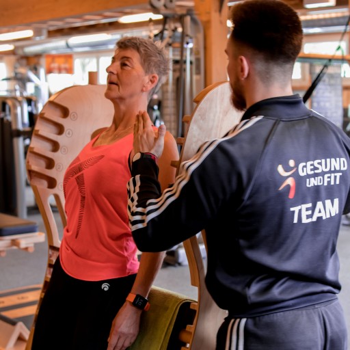 Trainer Nico mit Kundin Spine Mover 2